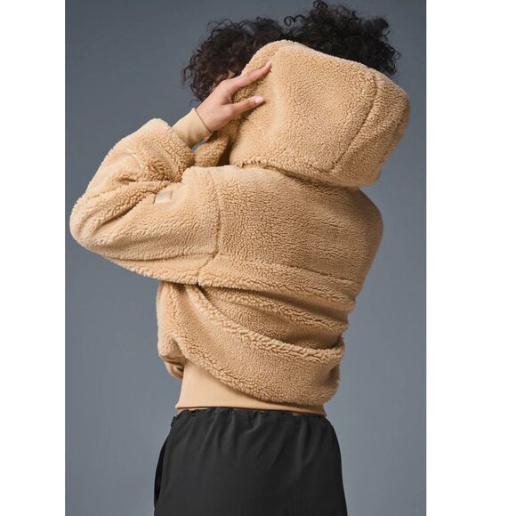 Like NEW Alo Yoga Foxy Sherpa Jacket in Camel, Size XS, $235 - Picture 3 of 8
